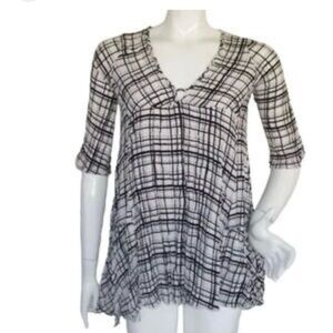 Carly Jean Los Angeles Black and White Tunic with V-Neck, size L